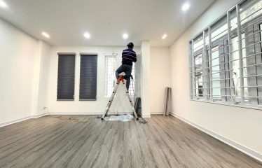 Bán Nhà Mặt Tiền Hoàng Hoa Thám, Cống Vị, Ba Đình – 53m2, 5 Tầng, Mặt Tiền 6m, Giá 11.5 Tỷ – Nhà Đẹp Gần Phố, Trung Tâm Ba Đình, Dòng Tiền Ổn Định Thông Tin Chi Tiết: Địa chỉ: Hoàng Hoa Thám, Cống Vị, Ba Đình, Hà Nội Diện tích: 53m2 Mặt tiền: 6m Thiết kế: 5 tầng, 3 mặt thoáng Giá bán: 11.5 tỷ Pháp lý: Sổ đỏ chính chủ, sẵn sàng giao dịch Vị Trí Đắc Địa – Trung Tâm Quận Ba Đình Vàng: Nhà tọa lạc tại Hoàng Hoa Thám, Cống Vị, Ba Đình – một trong những khu vực đắc địa bậc nhất Hà Nội. Vị trí này mang đến sự thuận tiện tối đa cho cuộc sống và công việc: Giao thông thuận lợi: Cách mặt phố Hoàng Hoa Thám chỉ 15m, kết nối dễ dàng với các trục đường chính như Đội Cấn, Ngọc Hà, Liễu Giai, Kim Mã,… Tiện ích xung quanh đầy đủ: Trường học, bệnh viện (Viện 354, Viện Phổi Trung Ương), chợ, siêu thị, công viên, khu vui chơi giải trí,… Môi trường sống văn minh: Gần các cơ quan hành chính, trung tâm văn hóa, khu dân sinh sầm uất nhưng vẫn yên tĩnh, an ninh đảm bảo. Thiết Kế Hiện Đại – Đẳng Cấp: Ngôi nhà được thiết kế 5 tầng hiện đại, 3 mặt thoáng, phù hợp với nhu cầu sống và kinh doanh của gia đình. Tầng 1: Phòng khách rộng rãi, kết nối với khu bếp hiện đại, tiện nghi. Chừa sân để được 4 xe máy. Tầng 2 – 5: Mỗi tầng 2 phòng ngủ rộng rãi, thiết kế thông minh, mỗi phòng đều có WC khép kín, hệ thống nước nóng lạnh đầy đủ. Tầng mái: Sân phơi, ban công tiểu cảnh thoáng mát, lý tưởng để thư giãn. Nhà đang trong giai đoạn hoàn thiện cuối cùng, đảm bảo sẽ trở thành một không gian sống đẹp long lanh, sang trọng và tiện nghi. Pháp Lý Minh Bạch – An Tâm Đầu Tư: Sổ đỏ chính chủ, vuông vắn, nở hậu theo phong thủy. Nhà đang xây mới, đảm bảo chất lượng và tiến độ bàn giao. Cơ Hội Đầu Tư Sinh Lời Cao: Với vị trí trung tâm quận Ba Đình, khu vực có tiềm năng tăng giá mạnh trong tương lai, đây là cơ hội vàng để sở hữu một căn nhà mặt tiền đẹp, hiện đại, phù hợp để ở, cho thuê hoặc kinh doanh. Liên Hệ Ngay Để Được Tư Vấn Và Xem Nhà: Hotline: [Số điện thoại] Email: [Email liên hệ] Website: [Website công ty] Đừng bỏ lỡ cơ hội sở hữu căn nhà đẹp, vị trí vàng tại trung tâm Hà Nội!